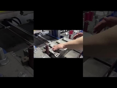 Proces ciśnieniowania oleju w silikonowej obudowie telefonu